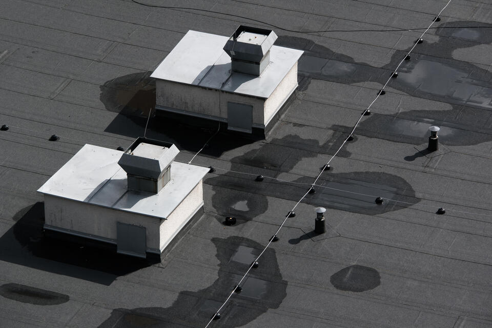 how to seal a flat roof-aerial view of a flat roof on a commercial building